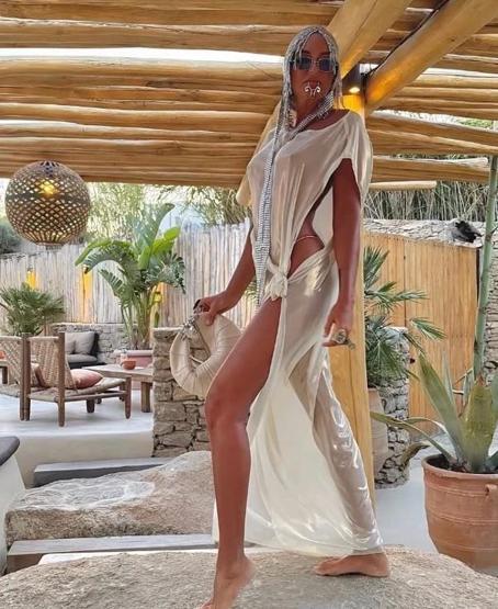 Eda Taşpınar’dan Cesur Tatil Paylaşımı Üstsüz Pozu Sosyal Medyada Olay Oldu