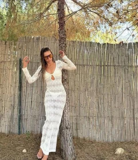 Sinem Kobaldan Büyüleyici Tatil Paylaşımı Beyaz Bikinisiyle Sanal Medyayı Salladı