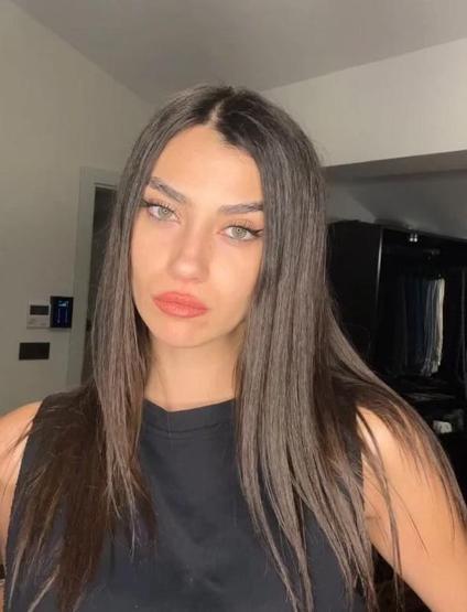 Aleyna Solakerden Cesur Tatil Paylaşımı Mayolu Pozları Sanal Medyayı Salladı