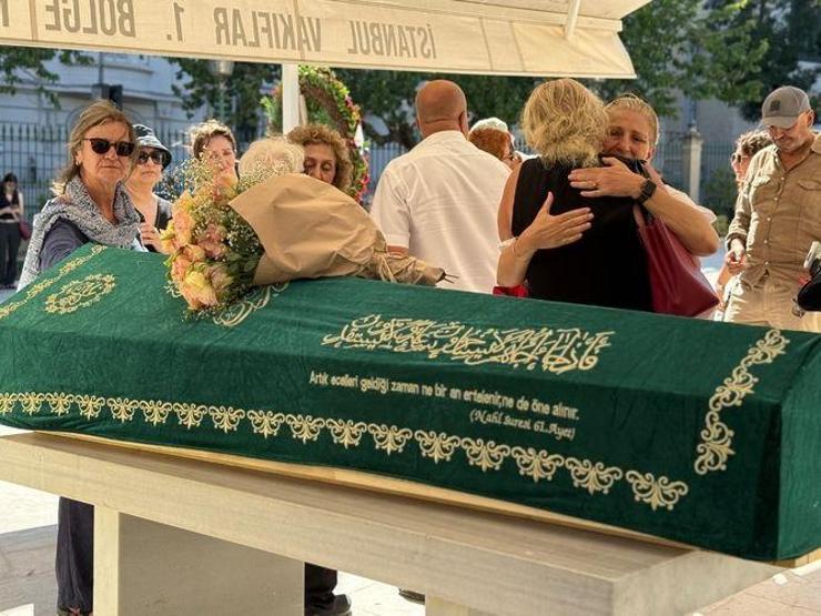 Pınar Küre son veda Ünlü tarihçi İlber Ortaylıdan duygulandıran sözler: ÇOK ÜZGÜNÜZ