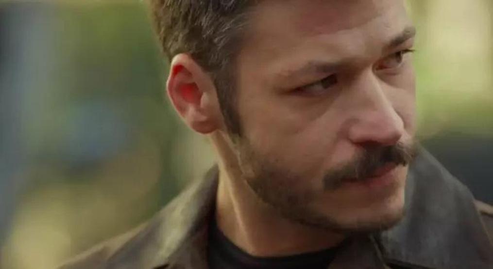 İnci Tanelerinin Cihanı Kubilay Aka yarı çıplak yemek yaptı OĞLUM ÜŞÜTECEKSİN, BİR ŞEY GİY ÜZERİNE