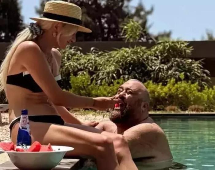 Somer Sivrioğlu ve Genç Aşkı Tilbe Usludan Romantik Karpuzlu Poz