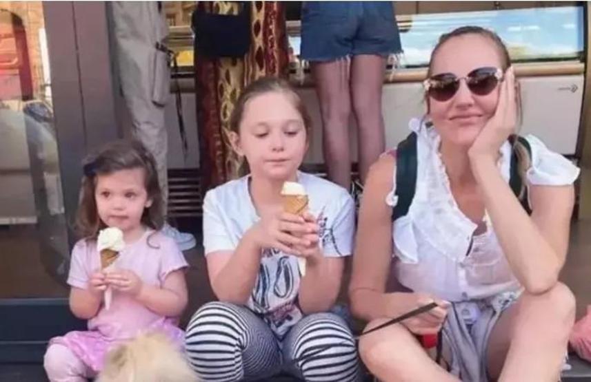 Meryem Uzerlinin Kızı Lara Jemima 11 Yaşında Güzelliğiyle Görenleri Büyülüyor