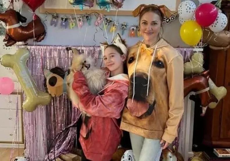 Meryem Uzerlinin Kızı Lara Jemima 11 Yaşında Güzelliğiyle Görenleri Büyülüyor