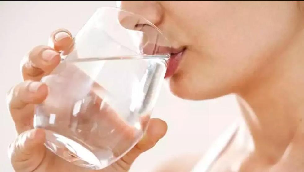 Uzmanlar Uyarıyor: Aşırı Su Tüketmek Sağlığınızı Tehdit Ediyor
