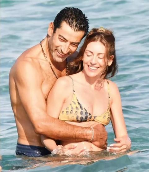 Kenan İmirzalıoğlu ve Sinem Kobal, Kızlarıyla Çeşmede Tatilin Keyfini Çıkarıyor