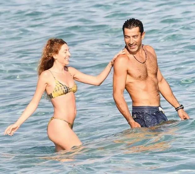 Kenan İmirzalıoğlu ve Sinem Kobal, Kızlarıyla Çeşmede Tatilin Keyfini Çıkarıyor