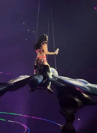 Konserde panik dolu anlar Katy Perry düşme tehlikesi atlattı