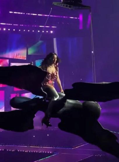 Konserde panik dolu anlar Katy Perry düşme tehlikesi atlattı