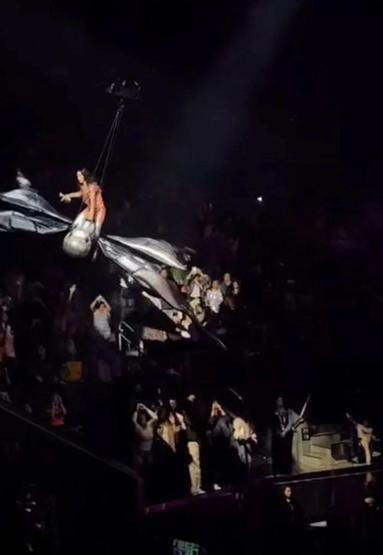 Konserde panik dolu anlar Katy Perry düşme tehlikesi atlattı