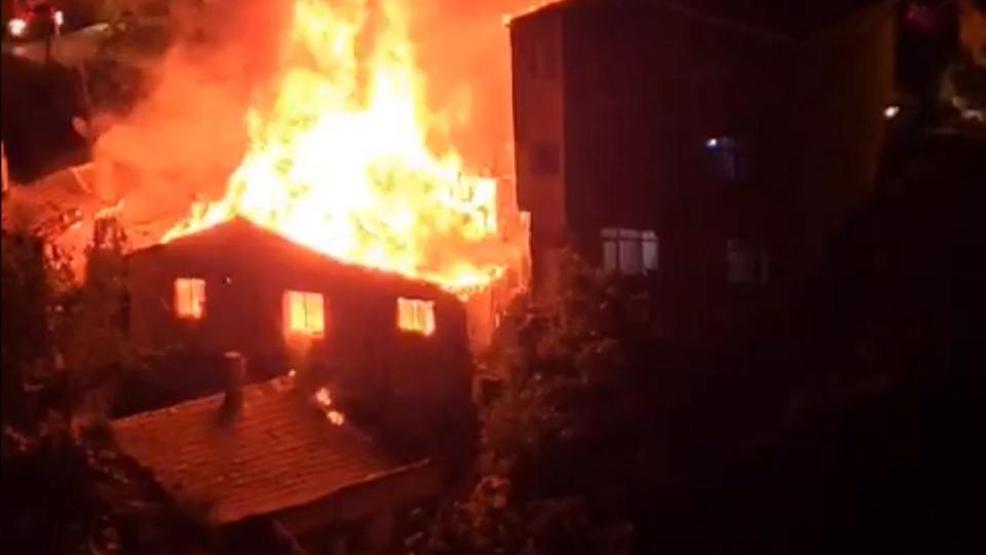 Gaziosmanpaşada buzdolabı patladı: Mahalle alev aldı, 4 ev küle döndü