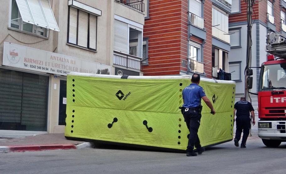 Çatıda köşe kapmaca Öfkeli koca itfaiye ekiplerini peşine taktı