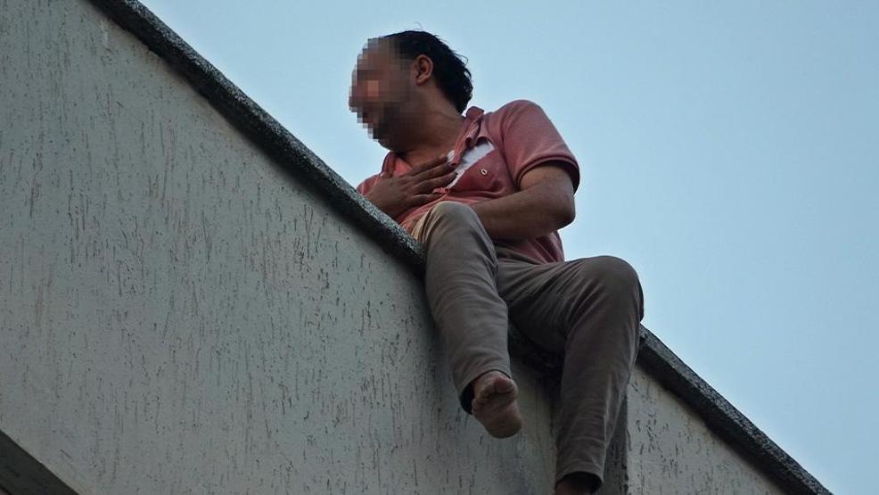 Çatıda köşe kapmaca Öfkeli koca itfaiye ekiplerini peşine taktı