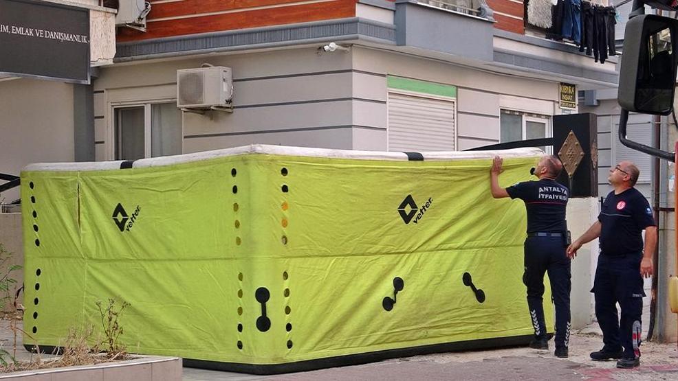 Çatıda köşe kapmaca Öfkeli koca itfaiye ekiplerini peşine taktı