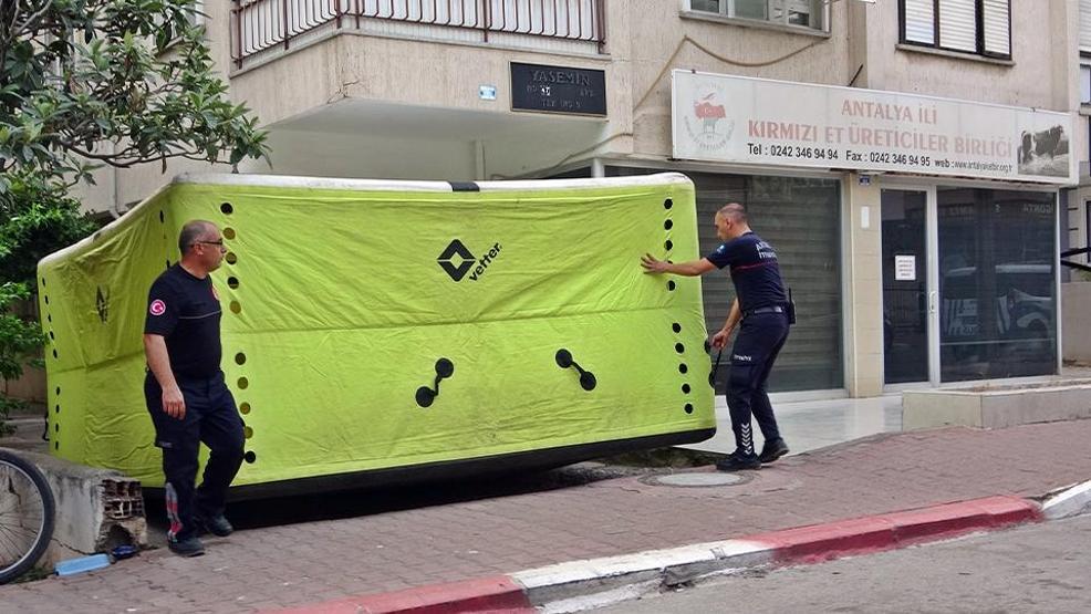 Çatıda köşe kapmaca Öfkeli koca itfaiye ekiplerini peşine taktı