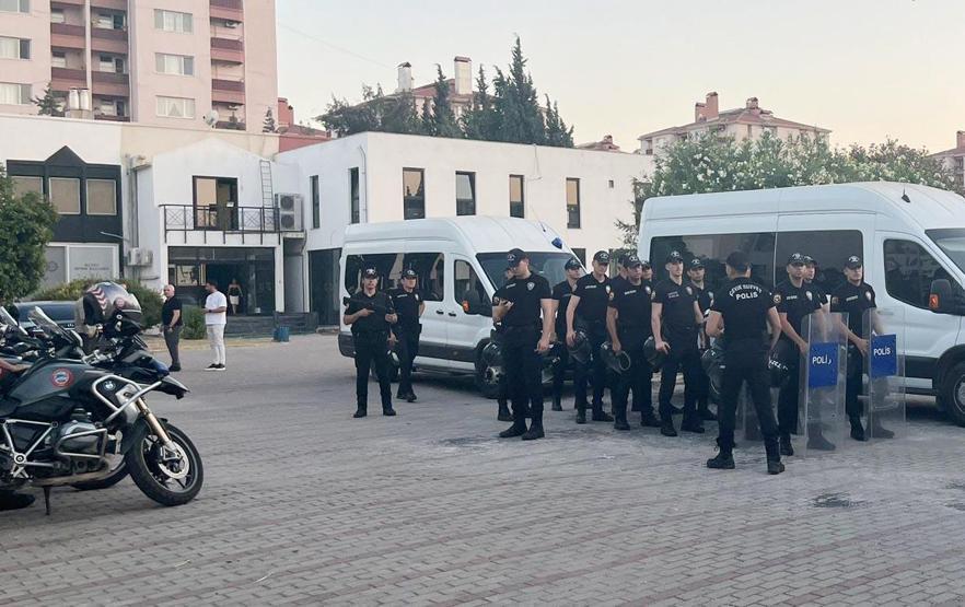 Altay taraftarları, kulüp binasına siyah çelenk bıraktı
