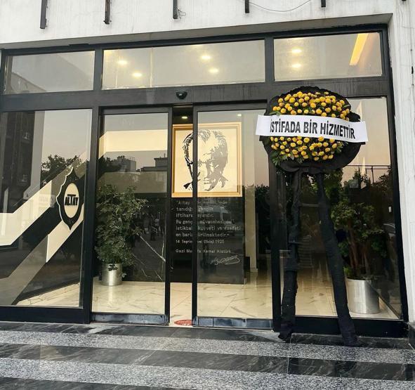 Altay taraftarları, kulüp binasına siyah çelenk bıraktı