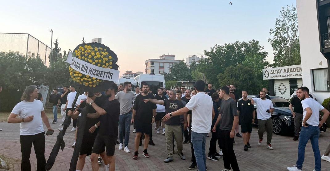 Altay taraftarları, kulüp binasına siyah çelenk bıraktı