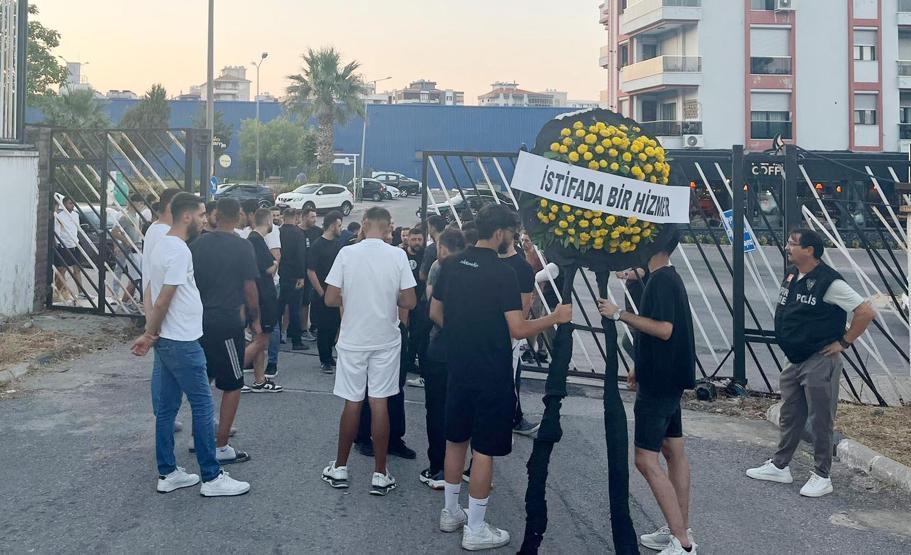 Altay taraftarları, kulüp binasına siyah çelenk bıraktı