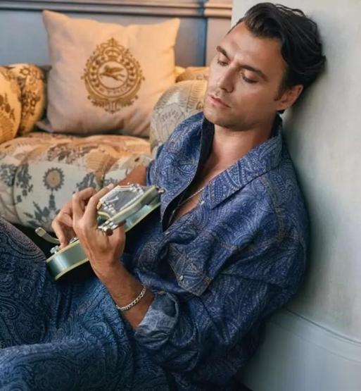 Hakan Kurtaş’tan Birce Akalay’a Romantik Jest: Gitarla Aşk Şarkısı
