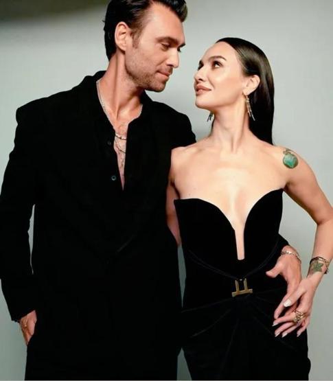 Hakan Kurtaş’tan Birce Akalay’a Romantik Jest: Gitarla Aşk Şarkısı