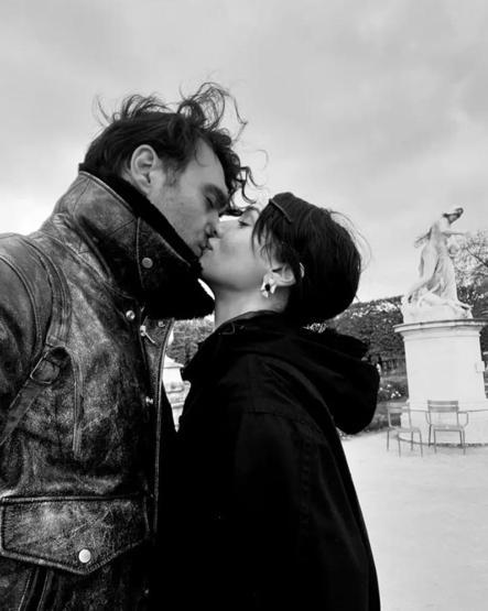 Hakan Kurtaş’tan Birce Akalay’a Romantik Jest: Gitarla Aşk Şarkısı