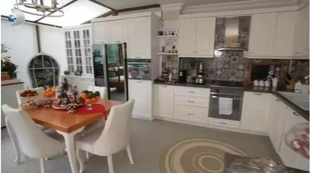 Ünlü şarkıcının 4 Katlı Lüks Villası: 5 Odalı Evin İç Tasarımı Göz Kamaştırıyor