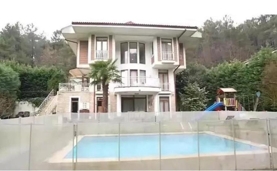 Ünlü şarkıcının 4 Katlı Lüks Villası: 5 Odalı Evin İç Tasarımı Göz Kamaştırıyor