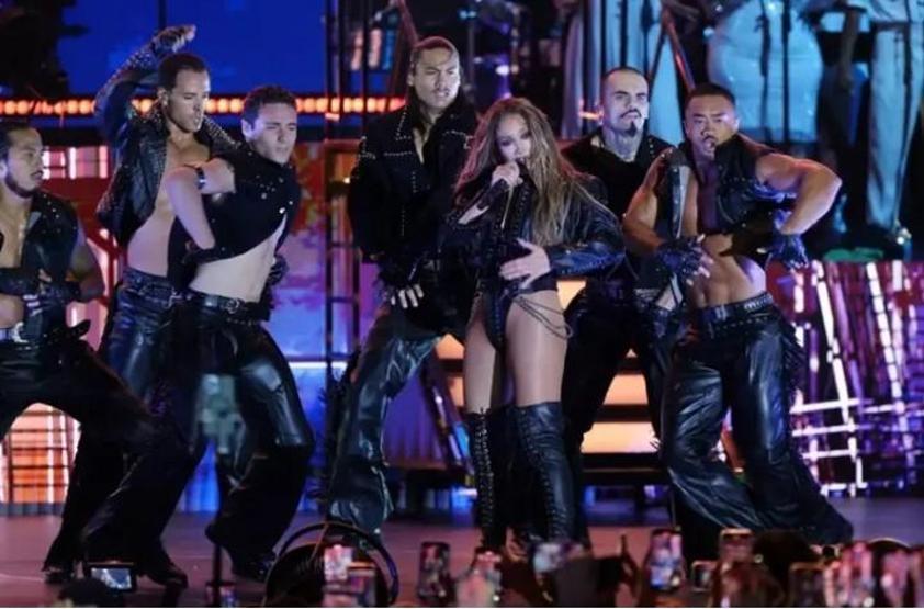 Seda Bakan ve Jennifer Lopez Yan Yana Sanal Medyada Yorumlar Bomba Gibi Düştü