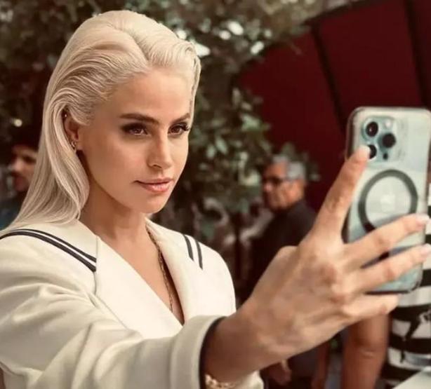 Büşra Pekinin Dikkat Çeken Değişimi: Khaleesi Benzerliği Sanal Medyada Gündem Oldu