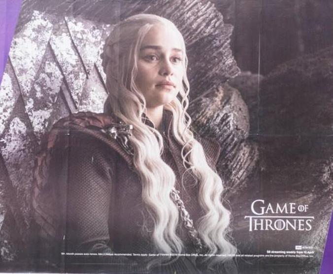 Büşra Pekinin Dikkat Çeken Değişimi: Khaleesi Benzerliği Sanal Medyada Gündem Oldu