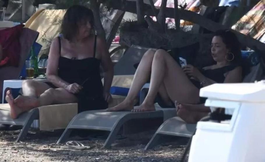 Azra Akın, Bodrumda Ailesiyle Tatil Yaparken Çay Servisi Yaptı