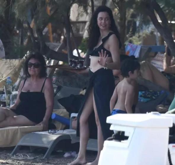 Azra Akın, Bodrumda Ailesiyle Tatil Yaparken Çay Servisi Yaptı