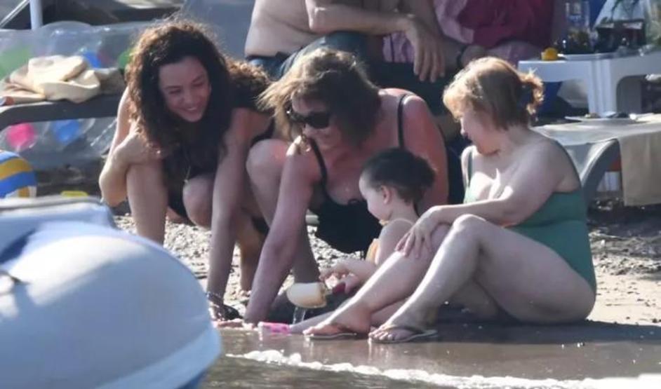 Azra Akın, Bodrumda Ailesiyle Tatil Yaparken Çay Servisi Yaptı