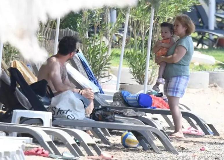 Azra Akın, Bodrumda Ailesiyle Tatil Yaparken Çay Servisi Yaptı