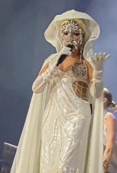 Süperstar Ajda Pekkan geceye damga vurdu Konser sırasında saçı bozulunca bakın ne yaptı
