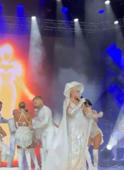 Süperstar Ajda Pekkan geceye damga vurdu Konser sırasında saçı bozulunca bakın ne yaptı