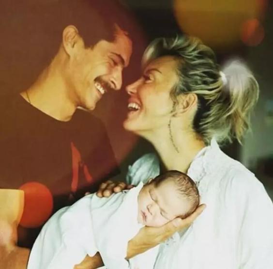 İsmail Hacıoğlu ve Duygu Kaya Kumarki, 5 Yıl Aradan Sonra Yeniden Evlendi: İstanbul Boğazı’nda Romantik Nikah Töreni