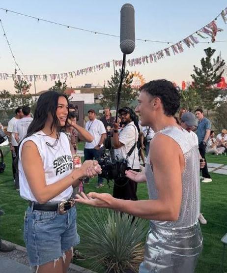 Kosovada Edis fırtınası Ünlü şarkıcı Dua Lipayı İstanbula davet etti