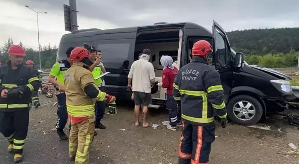 TALİHSİZ KAZA Çağan Şengül korkuttu Araç bariyerlere saplandı