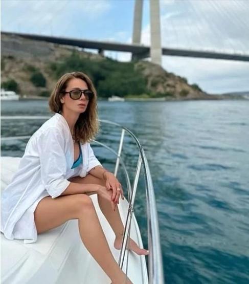 Çiğdem Batur’dan İddialı Tekne Paylaşımı Mavi Bikinisiyle Verdiği Pozlarla Sanal Medyayı Salladı