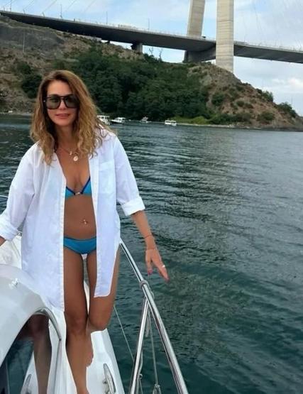 Çiğdem Batur’dan İddialı Tekne Paylaşımı Mavi Bikinisiyle Verdiği Pozlarla Sanal Medyayı Salladı