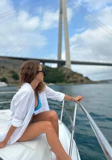Çiğdem Batur’dan İddialı Tekne Paylaşımı Mavi Bikinisiyle Verdiği Pozlarla Sanal Medyayı Salladı