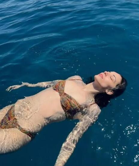 Eşref Rüya’nın Afra’sı, Tatilin Tadını Çıkarıyor Bikinili Pozları Sanal Medyayı Salladı