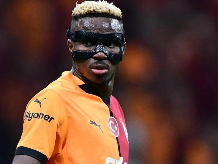 Emre Altuğdan şaşırtan sürpriz Galatasarayın yıldızı Victor Osimhen ile özdeşleşen ikonik maskeyle sahneye çıktı