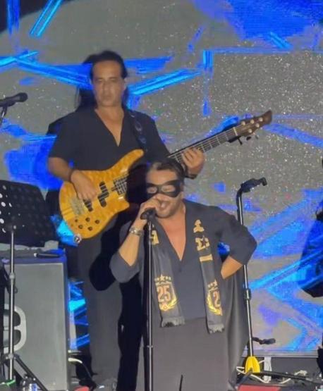 Emre Altuğdan şaşırtan sürpriz Galatasarayın yıldızı Victor Osimhen ile özdeşleşen ikonik maskeyle sahneye çıktı