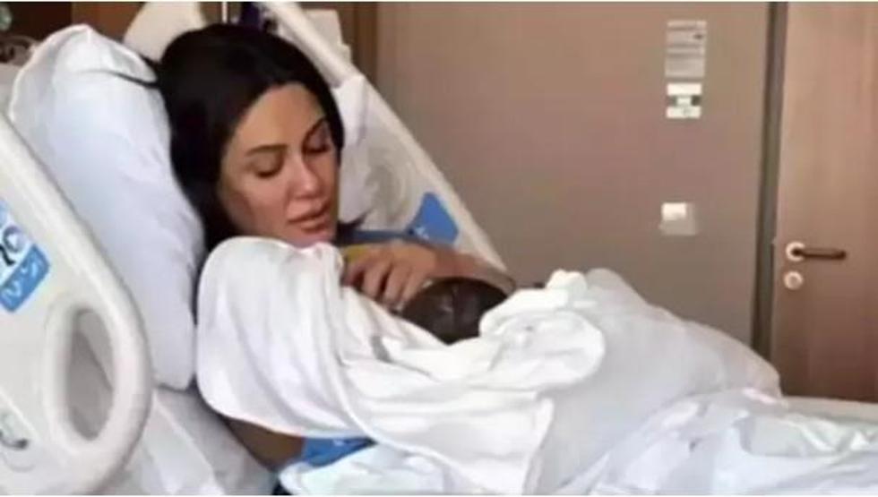 Yeni Anne Sahra Işık, Ailesiyle Mutlu Bir Poz Paylaştı