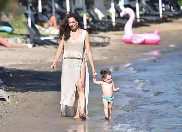 Azra Akın: 43 Yaşındayım Ve Hiçbir Yerimde Estetik Yok