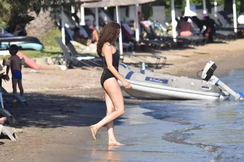 Azra Akın: 43 Yaşındayım Ve Hiçbir Yerimde Estetik Yok