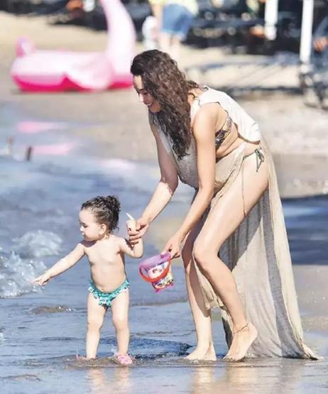 Azra Akın: 43 Yaşındayım Ve Hiçbir Yerimde Estetik Yok